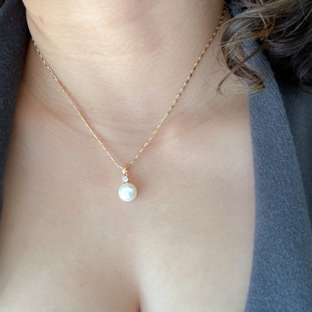 Round freshwater white pearl in choker length necklace